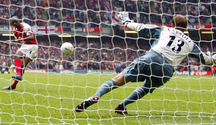 Olympiakos lớn tiếng thách thức Man Utd